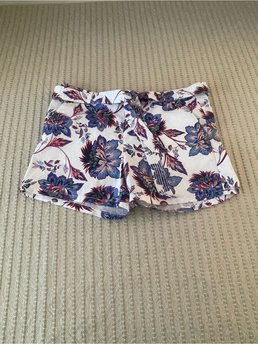 Liz Claiborne White Floral Tie-Waist Shorts - Size: 12 Classic